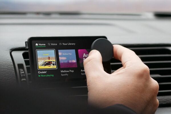 menikmati spotify dalam kereta